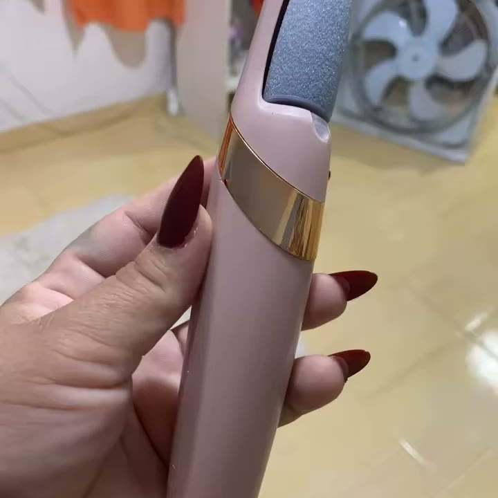 Removedor de callos rosado en la mano